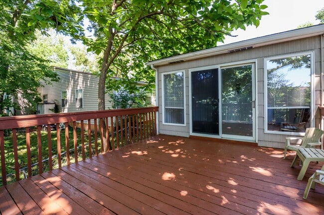 Building Photo - Immaculate Centrally located home!