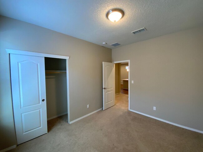 Building Photo - 3 Bedroom Single Story Home in Loma Colora...
