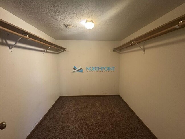 Building Photo - 1302 Hollyhock Dr