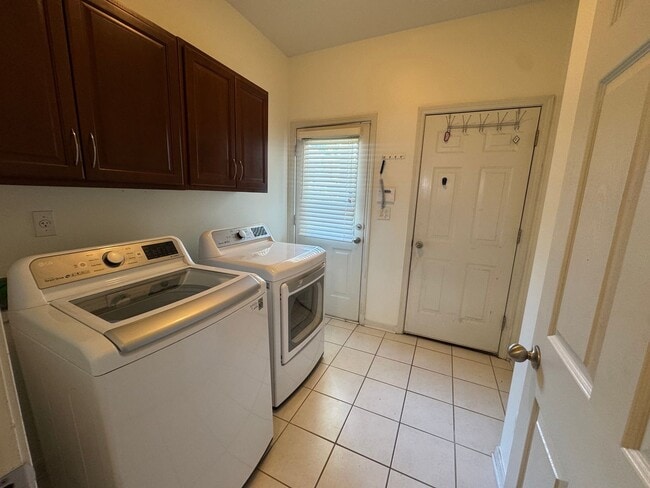 Building Photo - 1343 Island Pl E