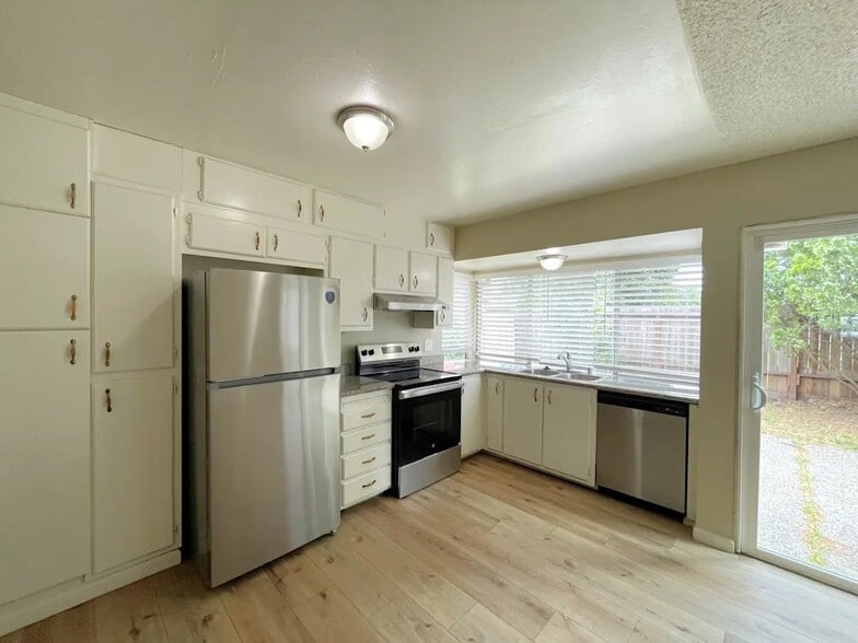 Building Photo - 2155 Cormorant Dr