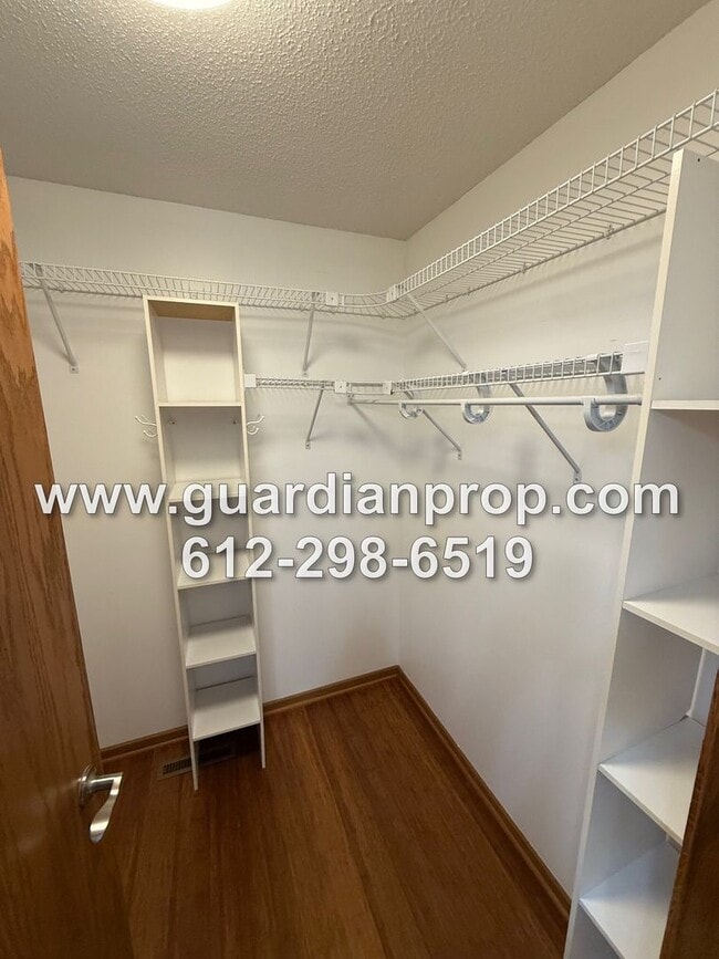 Building Photo - Maplewood House Available Now, Open Floor ...