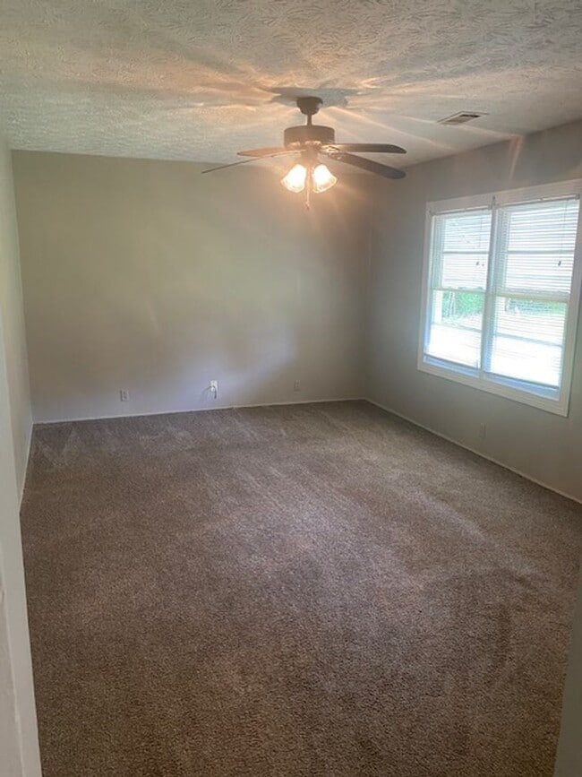 Building Photo - Quiet and Cozy Living in Columbus