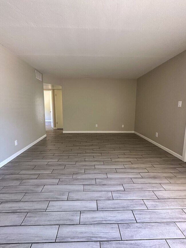 Building Photo - ONE MONTH FREE RENT!! SELECT UNITS!! U of ...