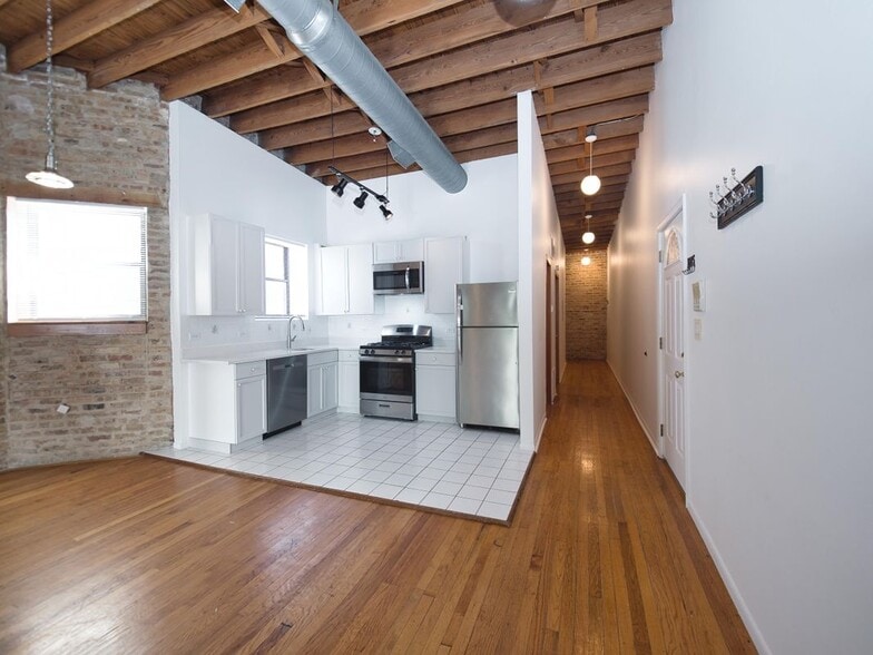 Building Photo - 2849 W Belmont Ave