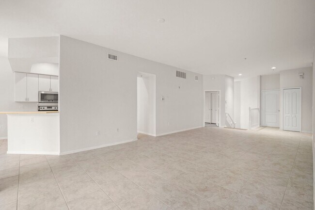 Building Photo - Beautiful Townhome in Laguna lakes 3 bedro...