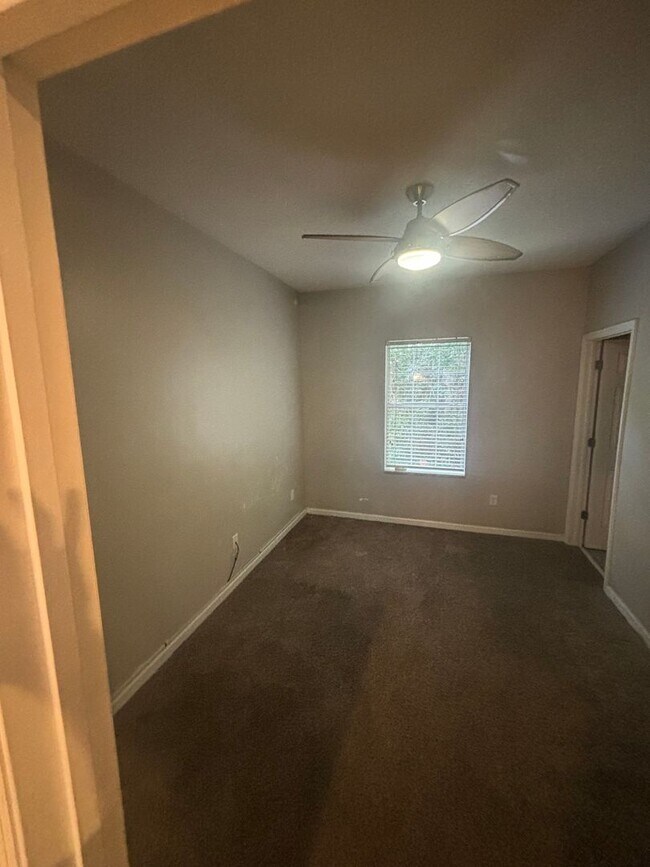 Building Photo - Spacious 3 BR 3 BA in Great Location!