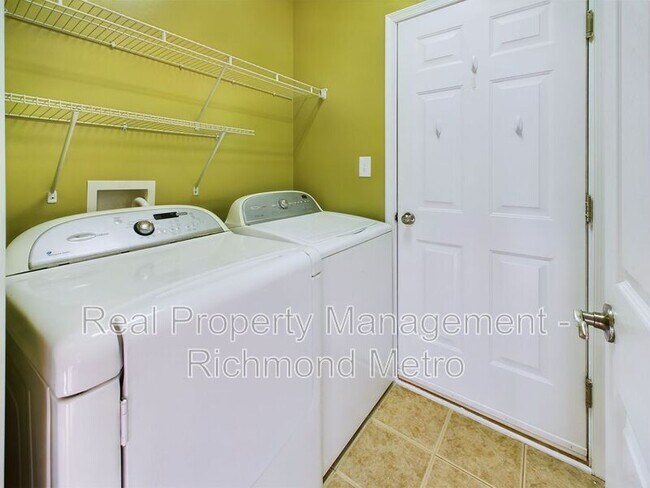 Building Photo - 6431 Kings Crest Ct