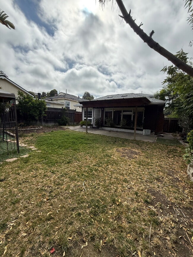 Building Photo - Spacious 4 Bedroom 2.5 Bathroom Hayward Home with Fresh Paint and New Carpet