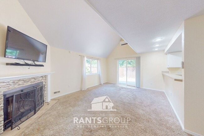 Building Photo - 2 bed 2 bath Condo in Tumwater! Pool & Clubhouse!