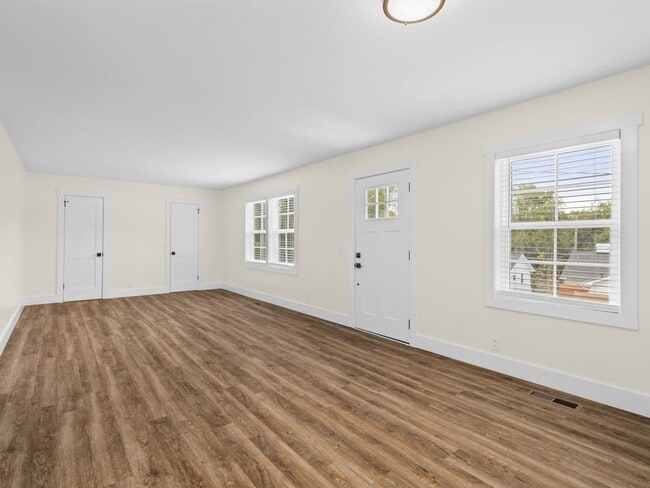 Building Photo - Newly Renovated 2/2 Townhome in Nashville