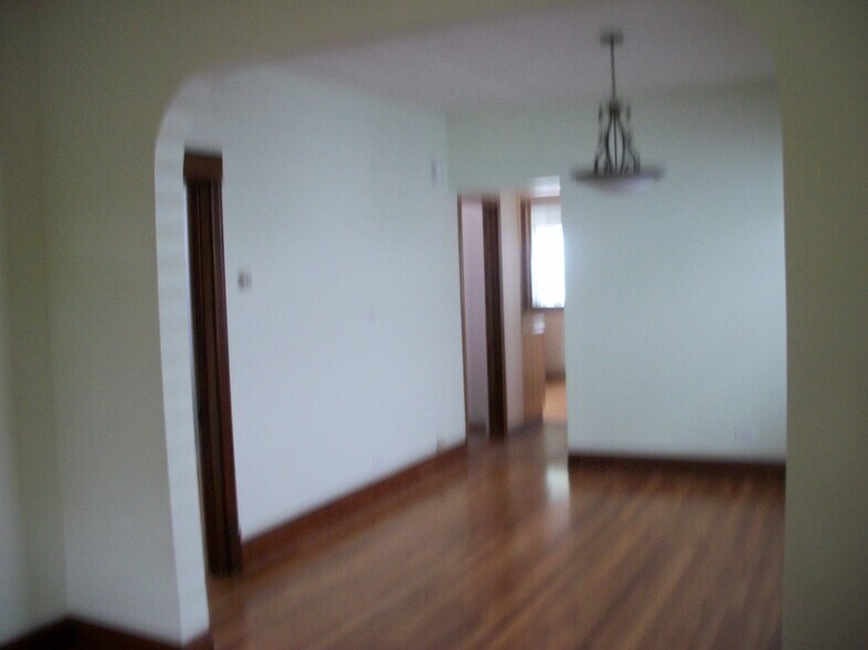 Building Photo - 2440 W Warner Ave