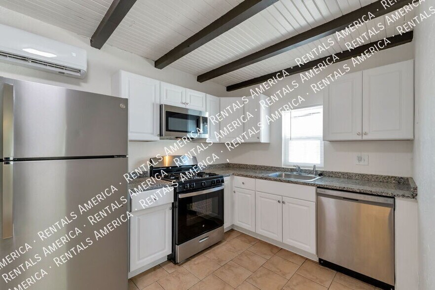 Building Photo - 3050 N Sparkman Blvd