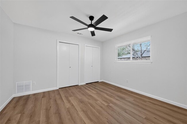 Building Photo - 503 Lakeway Dr