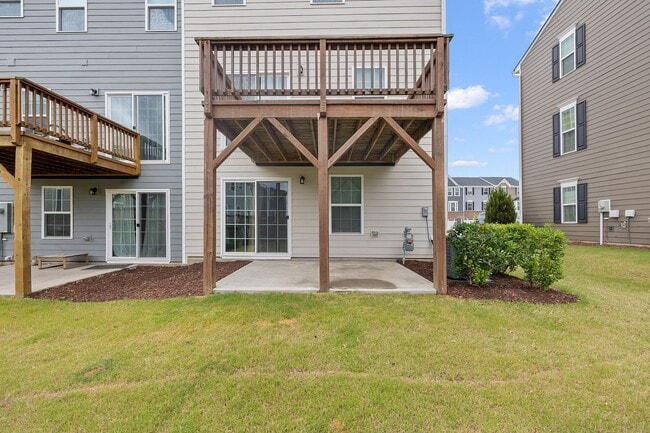 Building Photo - **End Unit 3/3 Townhome in Great Location**