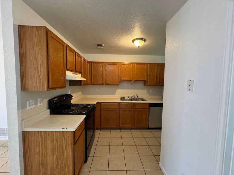 Building Photo - 2804 Leroy Cir