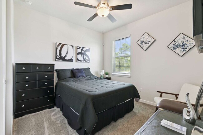 Building Photo - Discover Comfort and Space in this 4-Bed, 2-Bath Orlando Gem!
