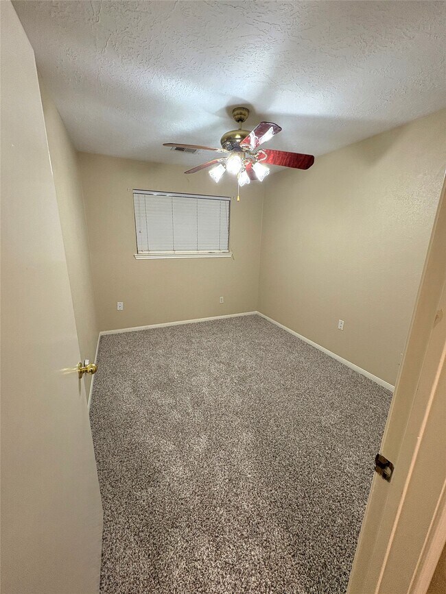 Building Photo - 1014 Stoneleigh Ct