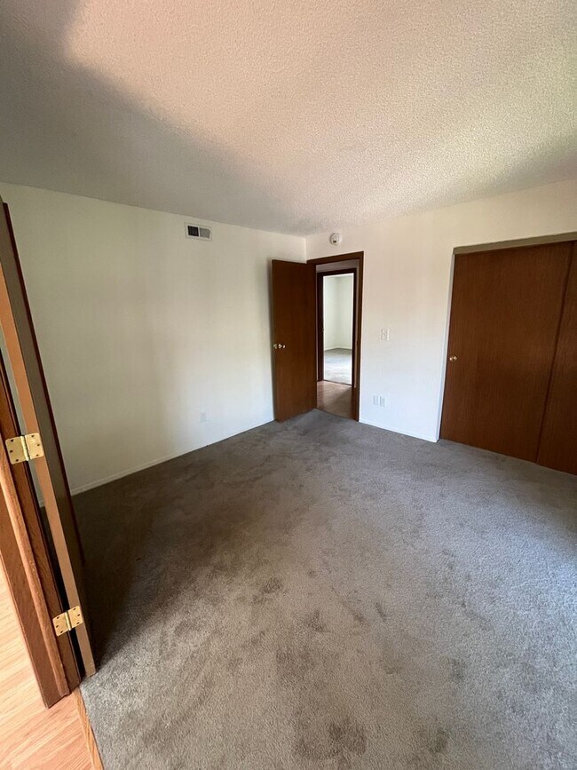 Building Photo - 3 Bed 2 Bath Updated Unit in Robinwood