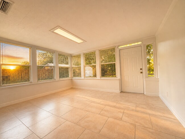 Building Photo - 105 Primrose Ln