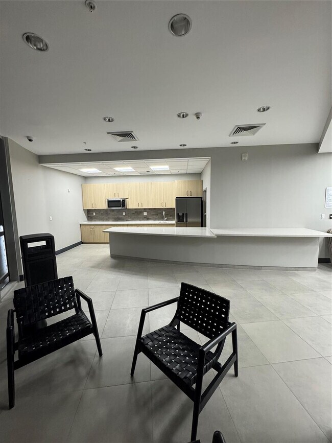 Building Photo - 1750 N Bayshore Dr