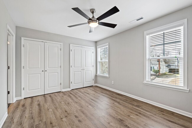 Building Photo - Stunning Duplex Minutes to Downtown Durham!