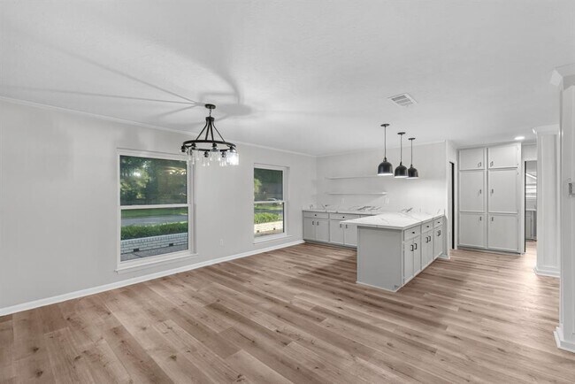 Building Photo - 213 Westview Dr