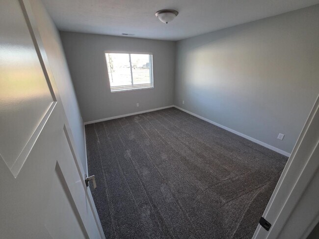 Building Photo - 2516 N Engleman Rd