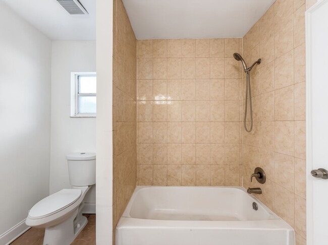 Building Photo - Annual rental offering privacy and space on 1.14 acres in Naples!