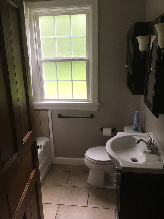 Building Photo - 160 Oakwood Rd