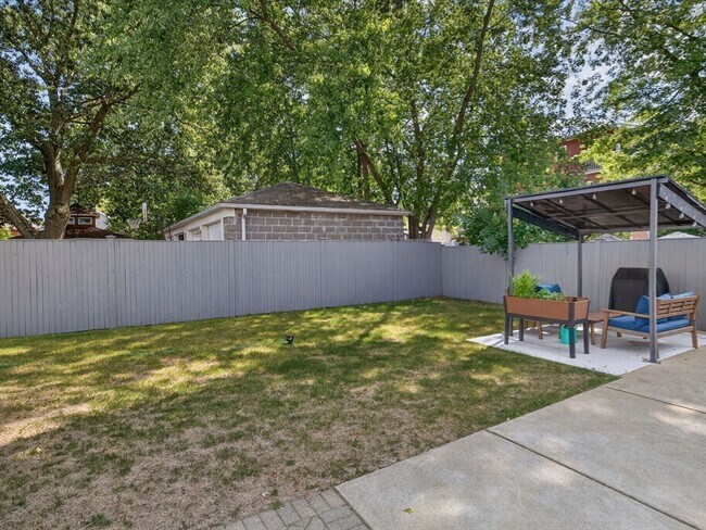 Building Photo - 111 Sharon St