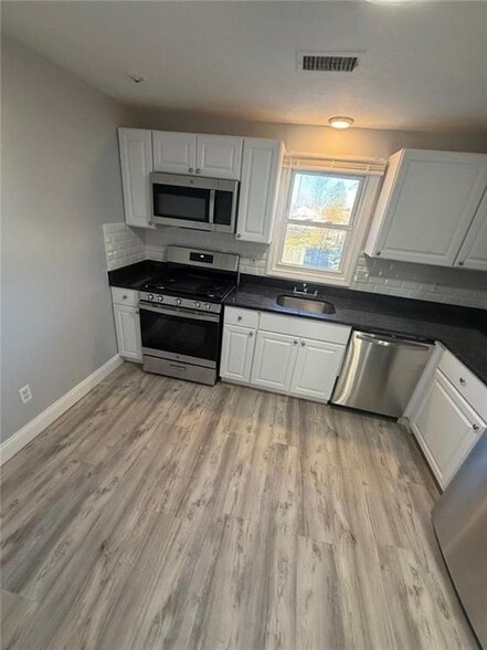 Building Photo - 14 Saratoga Ave