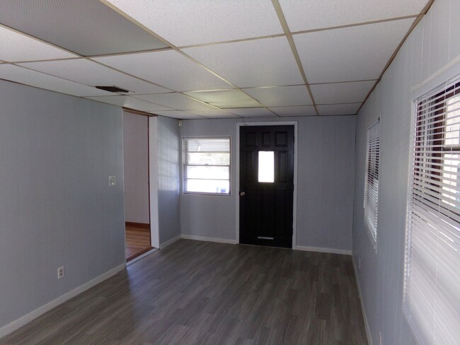 Building Photo - Charming Three Bedroom Home- Newly remodled Kitchen