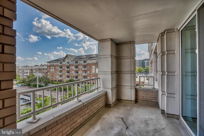 Building Photo - 100 Harborview Dr
