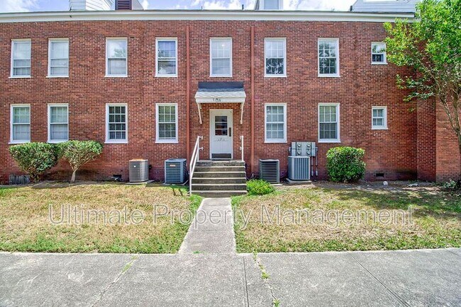 Building Photo - 2940 Oleander Dr