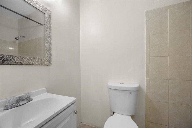Building Photo - 5540 Lakewood Cir S