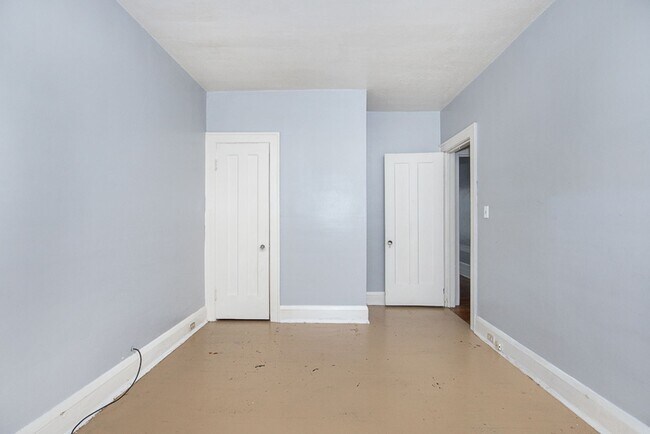 Building Photo - 2827 Avondale Ave