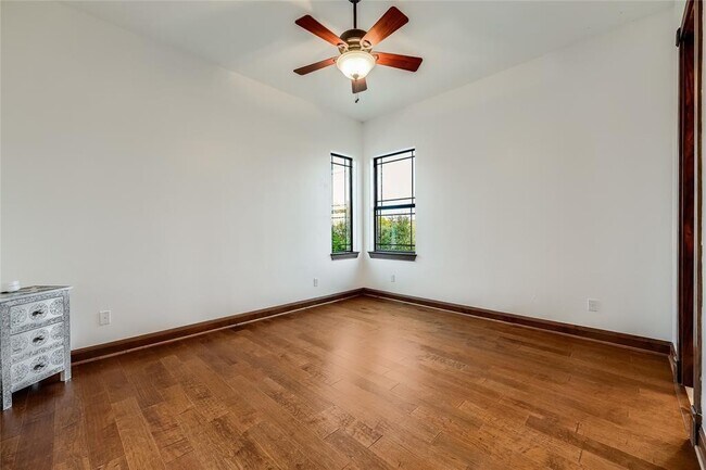 Building Photo - 17005 Northlake Hills Dr