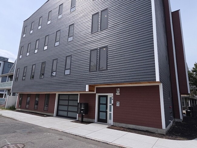 Building Photo - 64 Tolman St