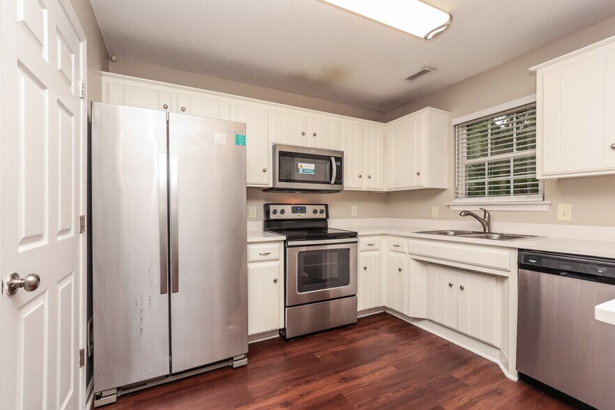Building Photo - 1501 Chestnut Oak Dr