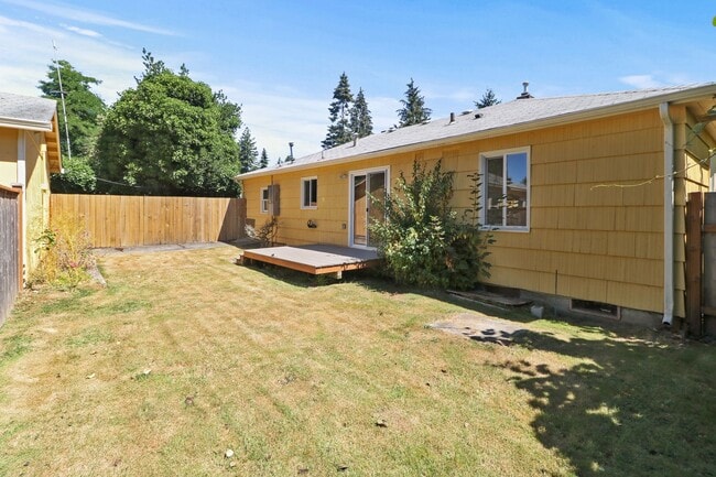 Building Photo - Eastside Charmer with 3 bedrooms 1.75 bath...