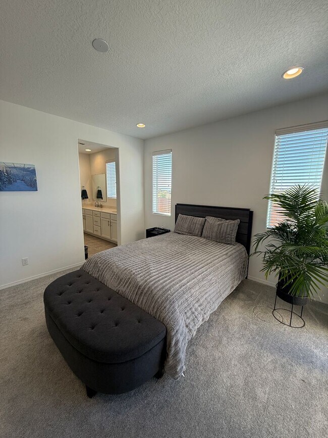 Building Photo - Villas de Los Soleras - Pristine 3 bdr, 2 1/2 bath Townhome, 2 car garage & Views!