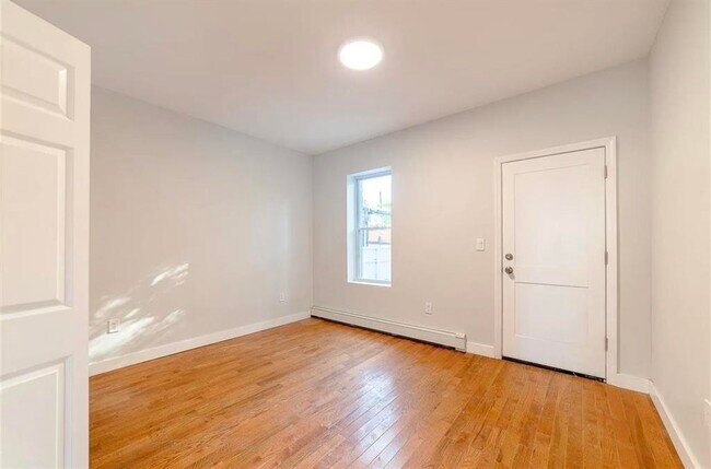 Building Photo - 83 Woodlawn Ave