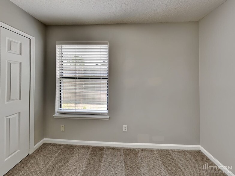 Building Photo - 13131 Leatherleaf Dr S