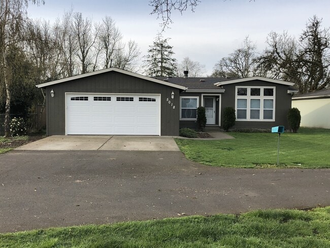 Building Photo - Beautiful and Convenient Turner Location!