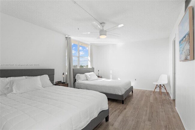 Building Photo - 9440 W Bay Harbor Dr