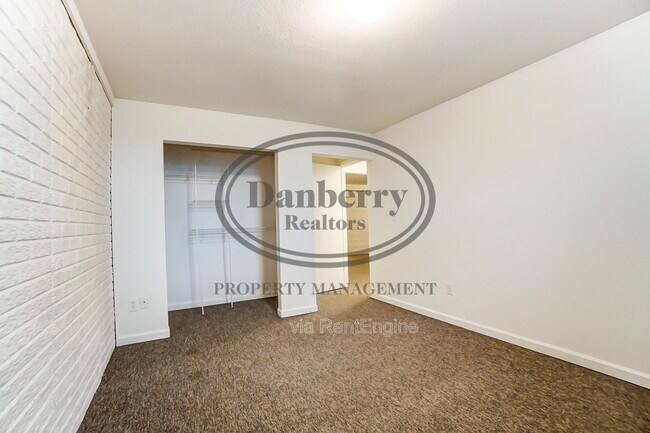 Building Photo - 3704 Willow Run Dr