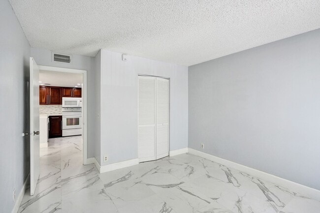 Building Photo - Renovated and Updated 2 Bed, 2 Bath Condo ...