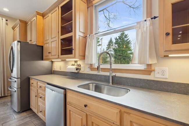 Building Photo - 317 W College Terrace