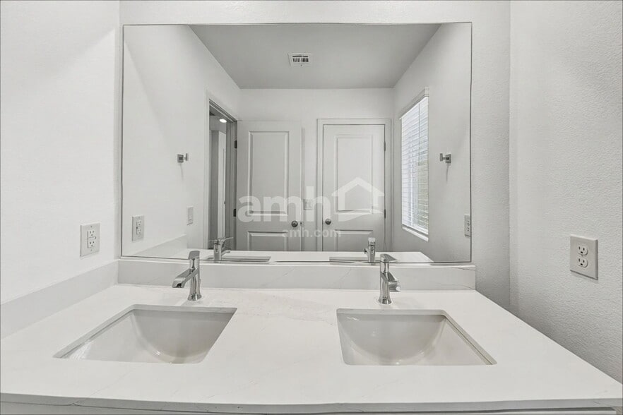 Building Photo - 9474 Aldersyde Dr